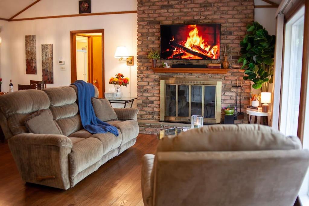 Lakeside Retreat: Pet-friendly With Hot Tub & Outdoor Activities *