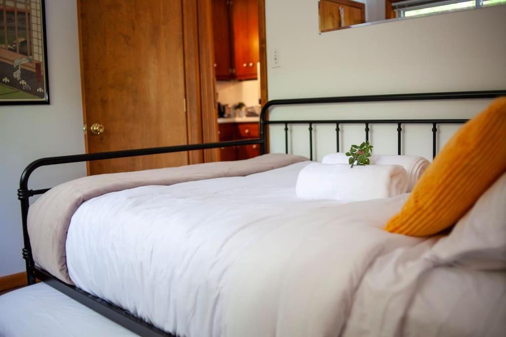 Lakeside Retreat: Pet-friendly With Hot Tub & Outdoor Activities Casa de férias