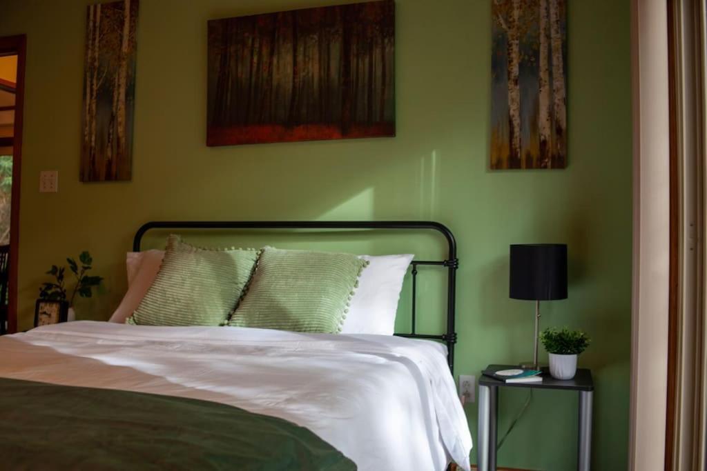Lakeside Retreat: Pet-friendly With Hot Tub & Outdoor Activities