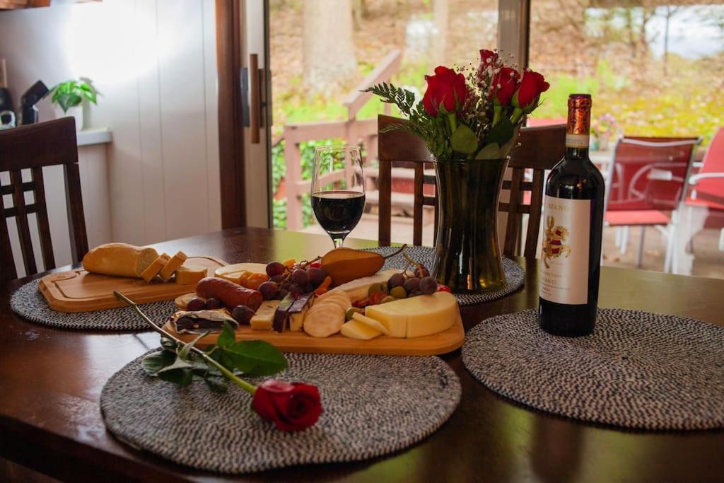 Lakeside Retreat: Pet-friendly With Hot Tub & Outdoor Activities *